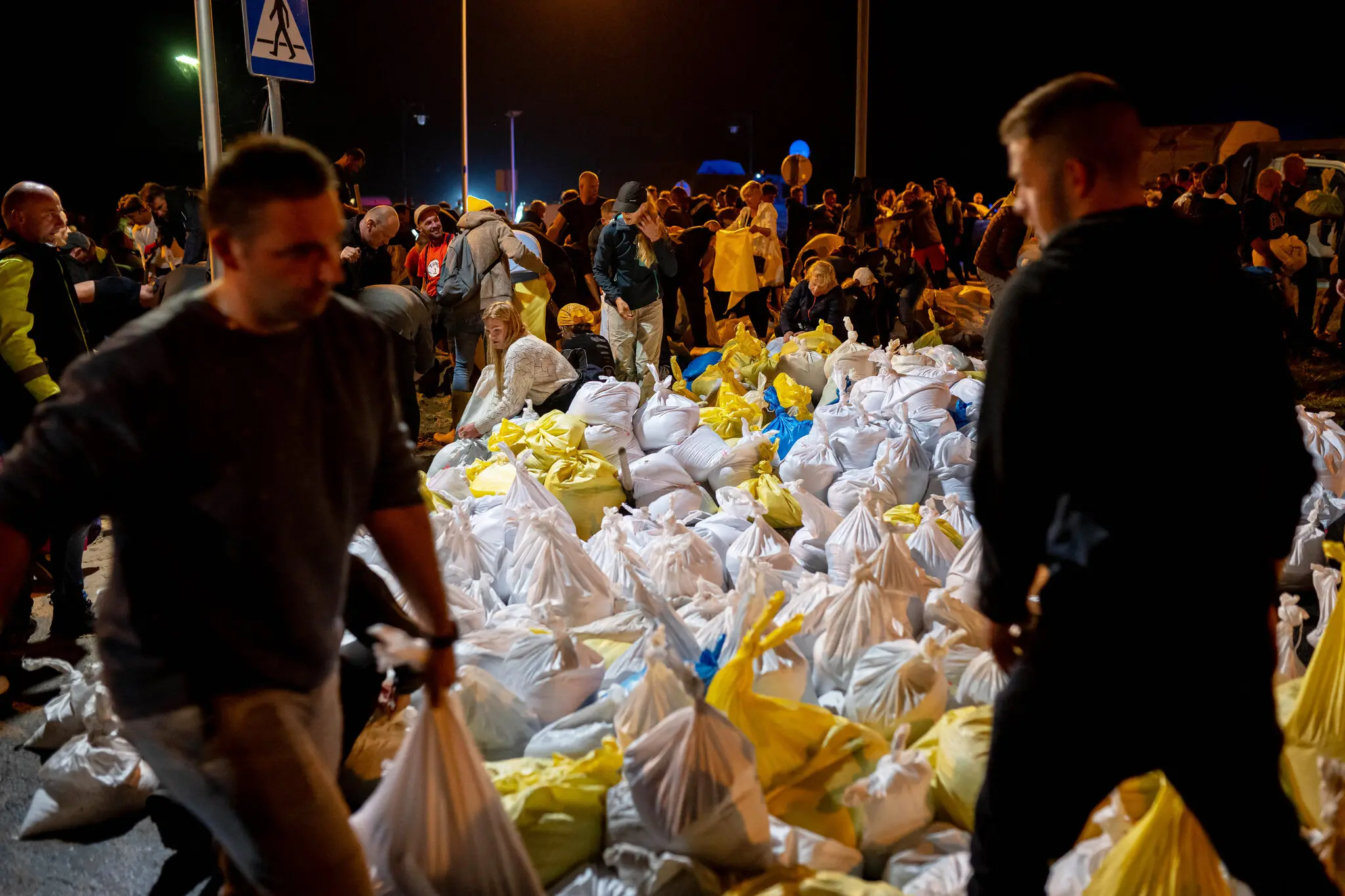 За допомогою мішків з піском та командного духу польське місто врятувалося від повені
